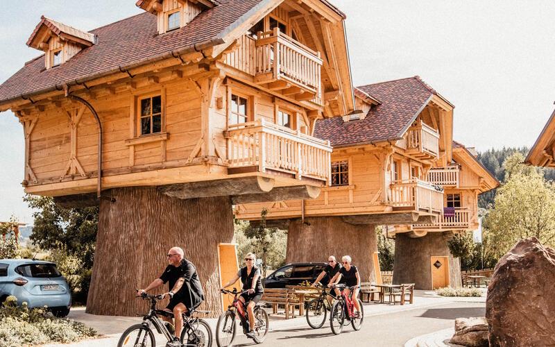 Radfahrer am Baumhaus Dörfle.