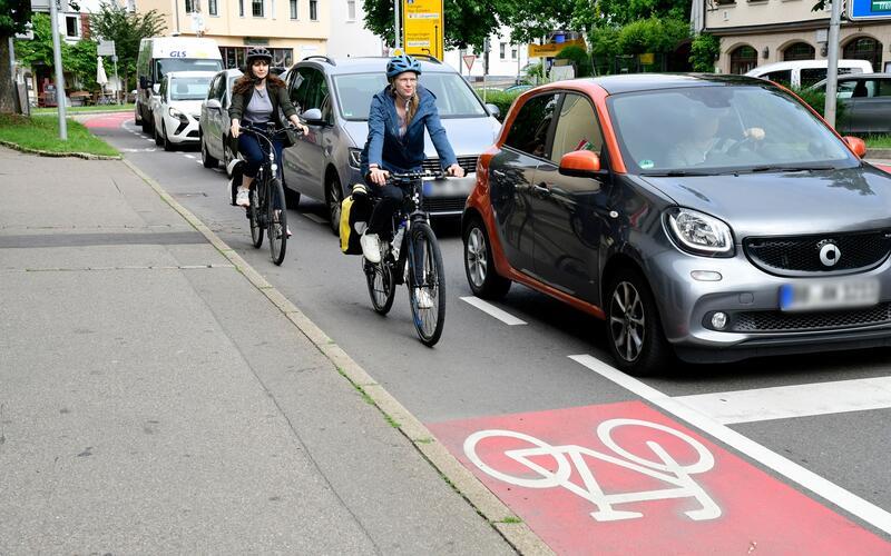 Radschutzstreifen sollen einen Sicherheitsabstand bieten. GB-Foto: gb