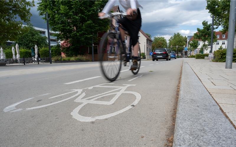 Radwege falsch herum zu befahren, ist eine Ordnungswidrigkeit, die ein Bußgeld von 20 Euro kosten kann. GB-Foto: Vecsey