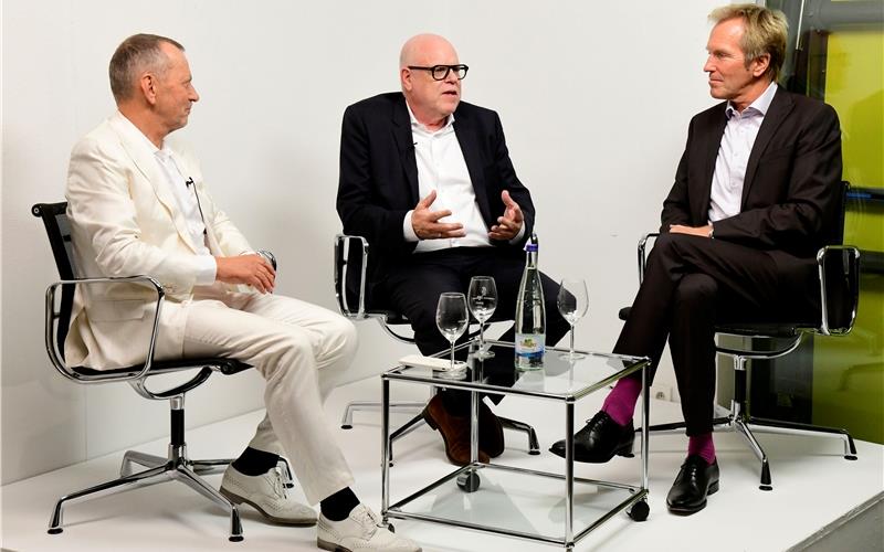 Rainer Hundsdörfer (Mitte) im Gespräch mit Hausherr Jürgen Schmid (links) und Moderator Markus Brock. GB-Foto: Holom