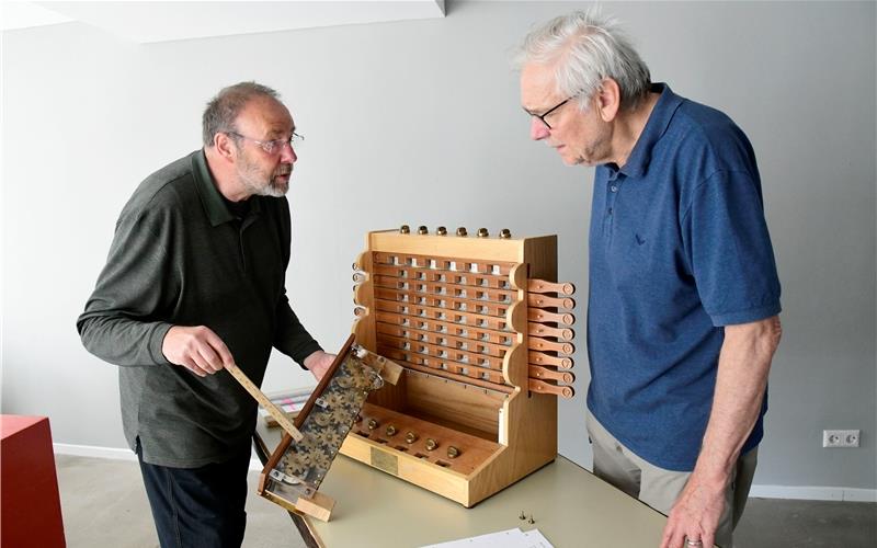 Rainer Kaupat (links) erklärt die Funktionsweise der Schickard-Rechenmaschine – hier bei einem Führungstermin im Fruchtkasten dem Besucher Hans Boxberg. GB-Foto: Holom