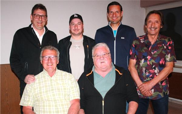 Rainer Schlotter als TSV Vorsitzender (obere Reihe von links) konnte für Verdienste und langjährige Mitgliedschaft David Peters, Thomas Legnavsky, Karl-Heinz Schöffel, (vorne von links) Dieter Bräuning und Gotthilf Acker auszeichnen. GB-Foto: gb