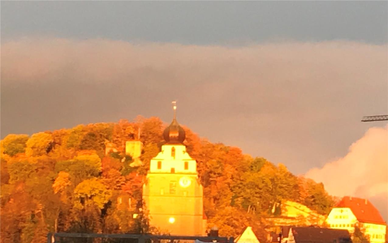 Rainer Wolf aus Bondorf erblickte in Herrenberg den Schlossberg im Herbstlicht.