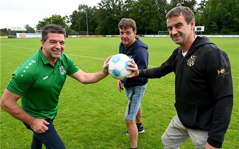 Ralf, Bernd und Andreas Paulus (von links) sind dem Fußball weiterhin verbunden. GB-Foto: Holom