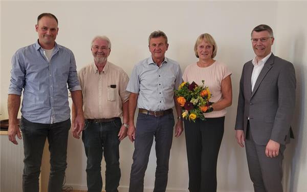Ralf Braun (Bildmitte) arbeitet seit 1982 bei der Hildrizhausener Gemeindeverwaltung und wurde dafür am Dienstag geehrt, flankiert von (von links) Jochen Braun, Gerhard Hahn, seiner Frau Ute und Bürgermeister Matthias Schöck. GB-Foto: Schwartz