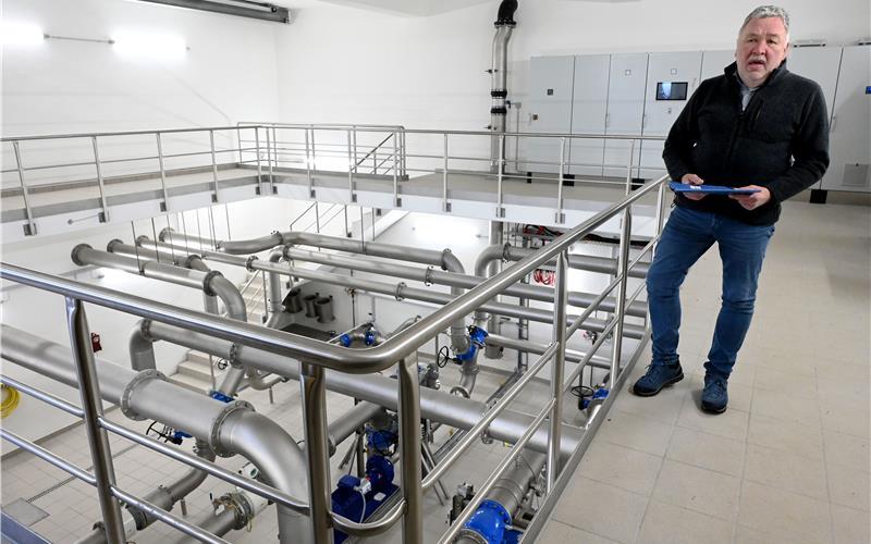 Ralf Göttsche, Geschäftsführer der Ammertal-Schönbuchgruppe, erklärt die Bedeutung des Rohwasserbehälters. GB-Foto: Holom