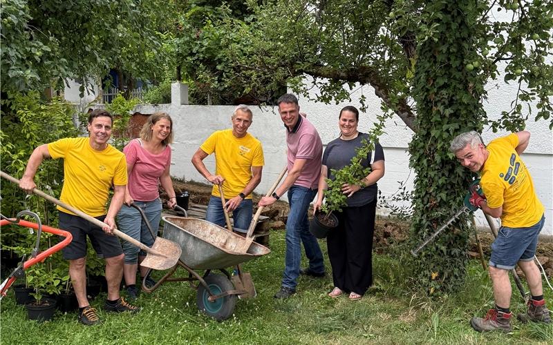 Ralf Kühner (DMT), Sarah Hauser (Waldhaus Jugendhilfe), Martin Hagg (DMT), Philipp Löffler (Waldhaus), Lisa Artschwager (Waldhaus) und Steffen Bauer (DMT) werkelten einen Tag lang für die Waldhaus-Jugendhilfe. GB-Foto: gb