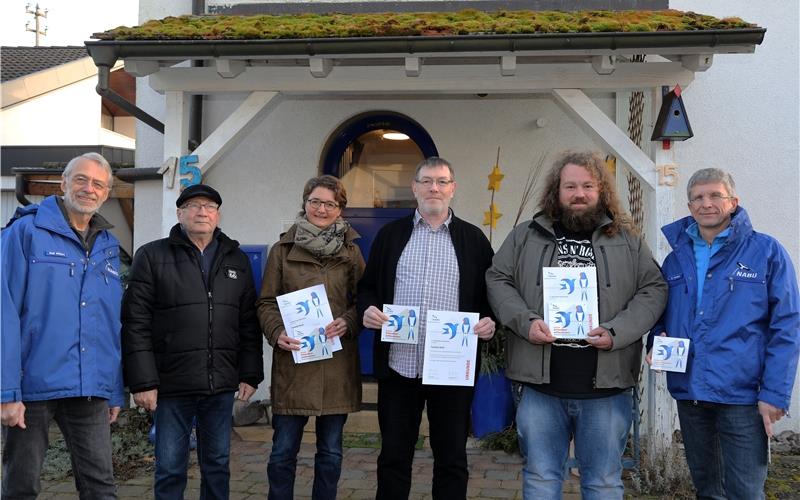 Die ersten Plaketten für Schwalbenfreundlichkeit Ralf Willers, Horst Uecker, Simone Beck, Rainer Wolf, Robert Hiller und Uwe Prietzel (von links) wünschen sich noch mehr Schwalbennester in Bondorf GB-Foto: Priestersbach