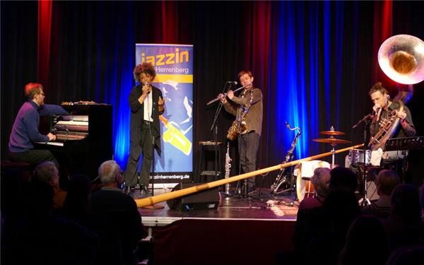 Random/Control besteht aus Multiinstrumentalisten, die teils ungewöhnliche Klänge auf die Bühne bringen.  GB-Foto: gb