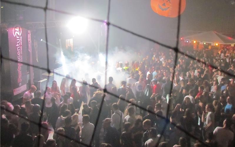 Rappelvoll istdie Gültsteiner TV-Halle bei der Halloween-PartyGB-Foto: tom