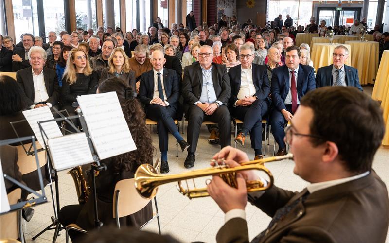 Rappelvolle Aula der Uhland-Schule: Den Neujahrsempfang der Gemeinde wollte sich keiner entgehen lassen. GB-Foto: Schmidt