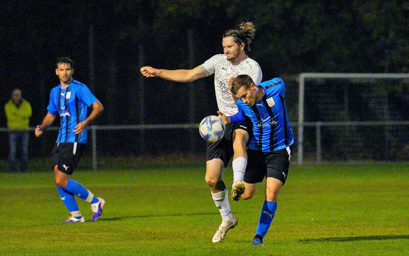 Rassige Zweikampfszene zwischen den Spielertrainern Pascal Buyer (weißes Trikot) und Marco Werner: Vor rund 350 Zuschauern musste das Pokalspiel gestern Abend wegen zu starker Regenfälle abgebrochen werden. GB-Foto: Eibner/Pascal Sattler