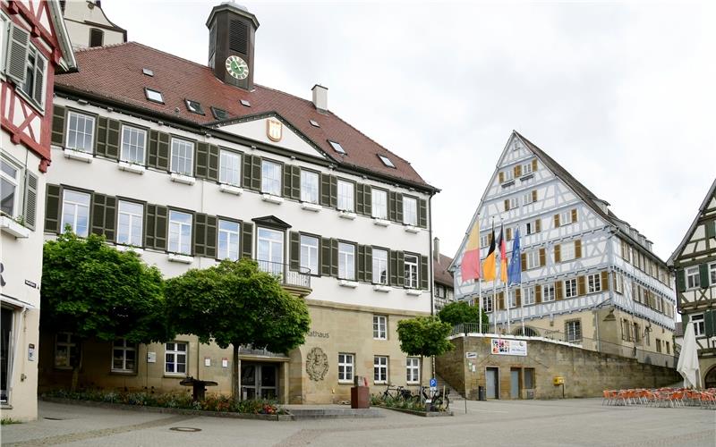 Rathaus und Oberamtsgebäude sind historisch, ortsbildprägend – und sanierungsbedürftig. GB-Foto: Holom