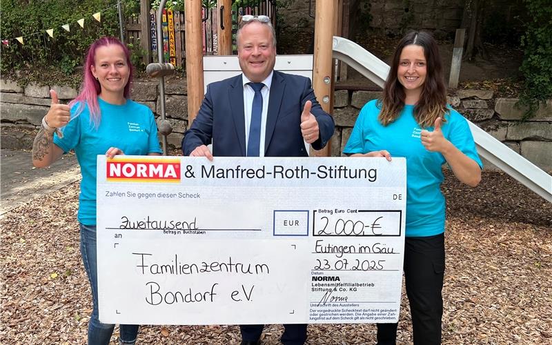 Rebecca Wälde (links) und Alice Kienzle (rechts) vom Vorstand des Familienzentrums mit Norma-Niederlassungsleiter Frank Baderschneider. 