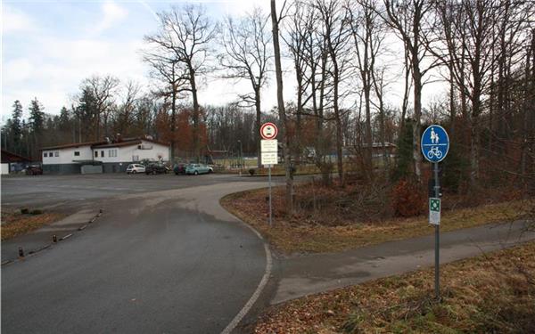 Rechts im Einfahrtsbereich des Sportgeländes des VfL Oberjettingen liegt ein kleiner Waldabschnitt, der für die Realisierung der Freilufthalle weichen soll, von drei Seiten ist die Parzelle von einem Radweg (ganz rechts), der Zufahrt zu den Parkplätzen und der Erschließungsstraße zum im Süden gelegenen Schützenhaus „umringt“. GB-Fotos