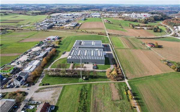 Rechts und unterhalb von Walter Knoll (das Doppelgebäude in der Bildmitte) könnten Flurstücke das bestehende Gewerbegebiet in den Norden erweitern – genauso ein Streifen westlich hinter Walter Knoll entlang der L1361. GB-Foto: Schmidt