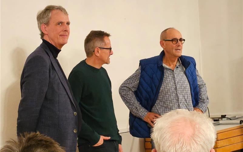 Referent Werner Böckle mit Ortsvorsteher Markus Funk und Gerhard Strubbe, dem Vorsitzenden des Kirchengemeinderats. 