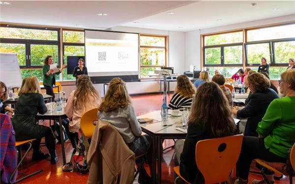 Referentinnen und Teilnehmerinnen des „Fabulous Females“ Innovation Lunch beim Impulsvortrag „Mental Load im digitalen Zeitalter“. GB-Foto: Sinem Ertürk