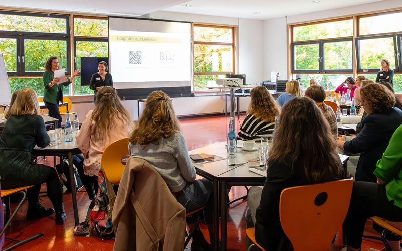 Referentinnen und Teilnehmerinnen des „Fabulous Females“ Innovation Lunch beim Impulsvortrag „Mental Load im digitalen Zeitalter“. GB-Foto: Sinem Ertürk