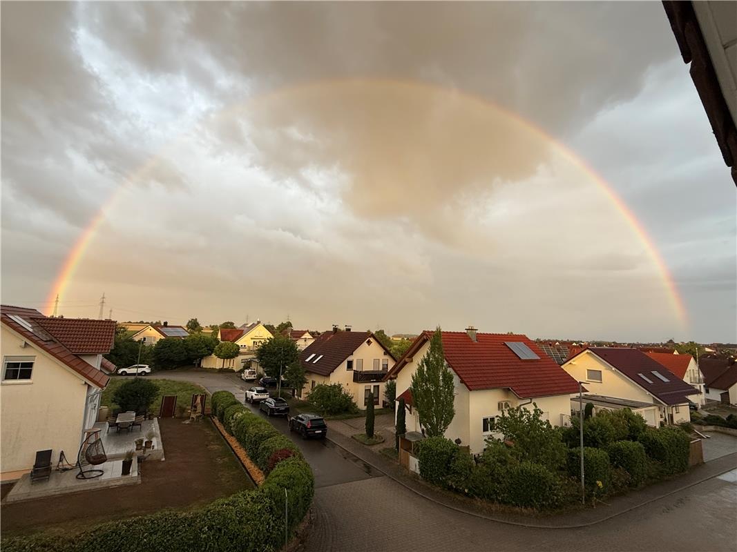 Regenbogen am Sonntag. Von Andreas Grünewald aus Jettingen.