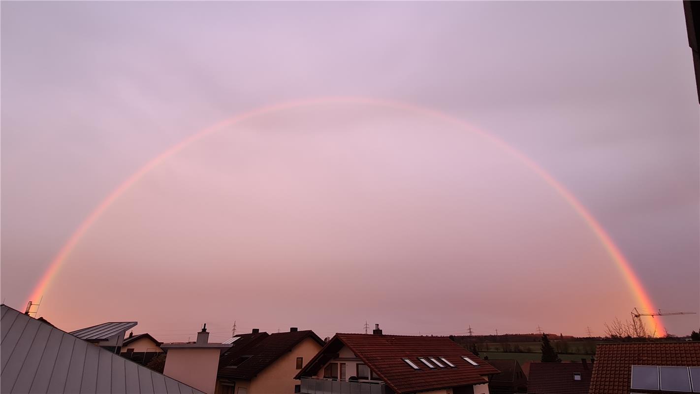 Regenbogen beim Sonnenaufgang.  Von Mirjam Krämer aus Nufringen.