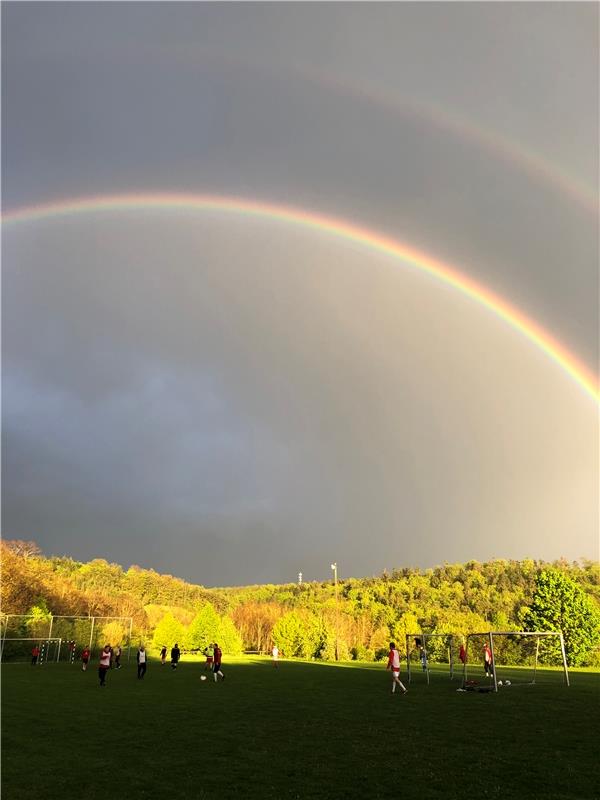 Regenbogen beim ersten AH-Training des SV Affstätt nach dem Lockdown über den Af...