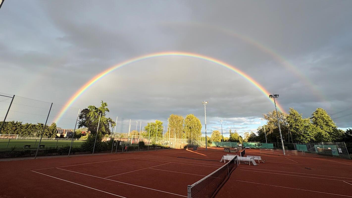 Regenbogen über den Tennisplätzen von Gültstein.  Von Karin Frey aus Gültstein.