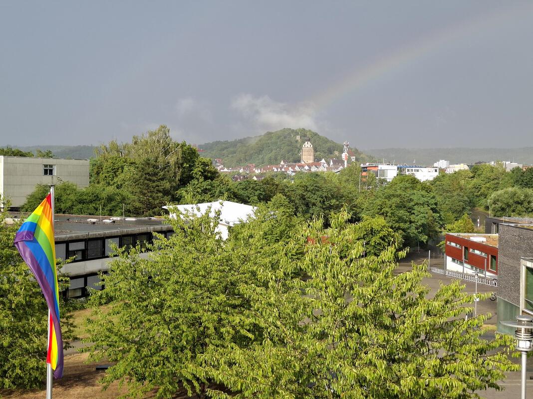 Regenbogen über der Regenbogenflagge, die im Pride-Month vor dem AGH weht.  Von ...