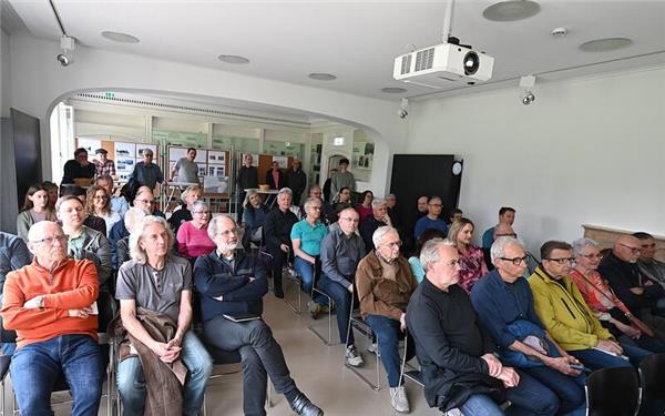Reges Interesse ist geboten. Im Workshop bemühen sich Gärtringer Bürger in erster Linie um ein besseres Verkehrskonzept für ihre Gemeinde. GB-Foto: Reichert