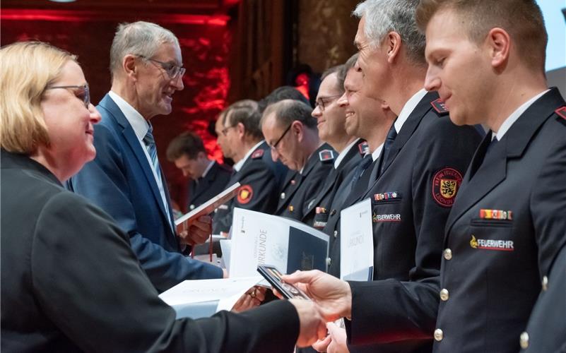 Regierungsvizepräsidentin Sigrun von Strauch (links) und Landrat Roland Bernhard ehrten die Fluthelfer. GB-Foto: Vecsey