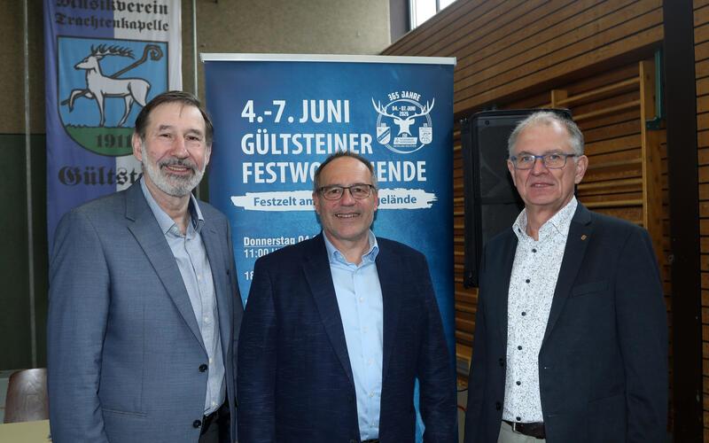 Reimund Seidl (Mitte) ehrte mit Hans Reichenecker (rechts) und Rolf Kirn zwei langjährige Vorstandsmitglieder im Kreisverband der Blasmusiker. GB-Foto: Priestersbach