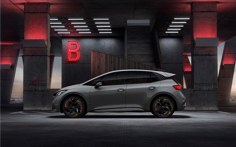Markante Front mit Haifischnase Rein elektrisch –der neue Cupra Born: Emotionales Design und außerge-wöhnliche FarbenGB-Fotos: gb