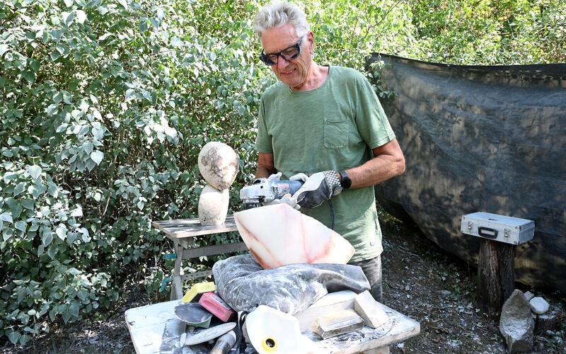 Reiner Biller macht sich mit jeder Skulptur neu auf den Weg. GB-Foto: Holom