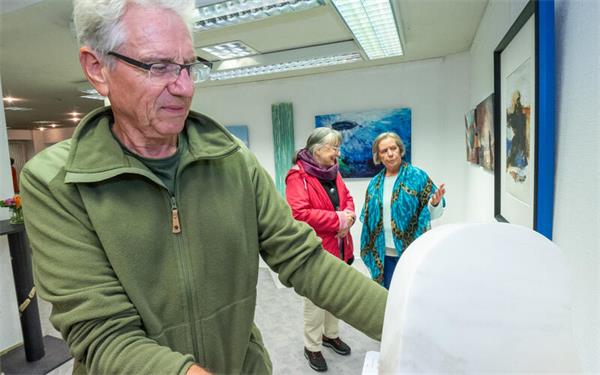 Reiner Biller zeigt in der Ausstellung des Kunstvereins seine Laaser-Marmor-Skulptur. GB-Foto: Vecsey