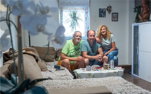 Reiner Kerber (links) hat mit Hilfe seiner alten Nachbarn Thomas und Sevgi Knaus eine eigene Wohnung gefunden. GB-Foto: Vecsey