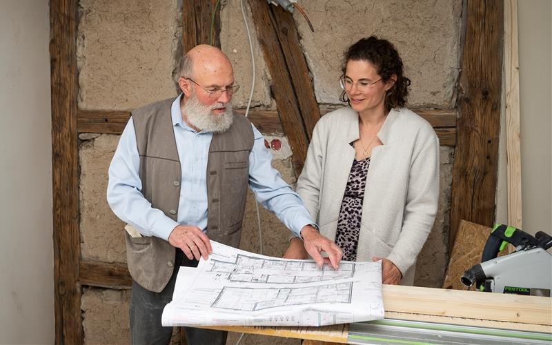 Reinhold Bauer und seine Tochter Elise Walker in dem historischen Gebäude, das derzeit renoviert wird. GB-Foto: Schmidt