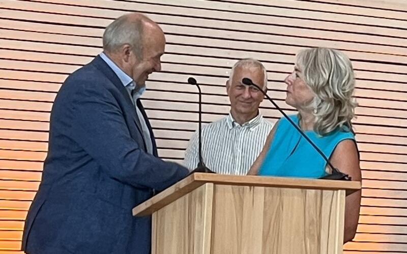 Reinhold Hess aus Poltringen (links) dankte für die Ortsvorsteher für die gute Zusammenarbeit mit Christel Halm (in der Bildmitte Dietmar Hammer aus Altingen).