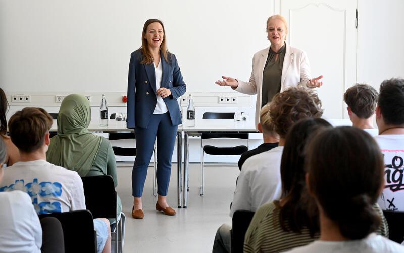 Rektorin Christine Hallgarten (rechts) begrüßte Jasmina Hostert in der Villa Schwalbenhof. GB-Foto: Holom