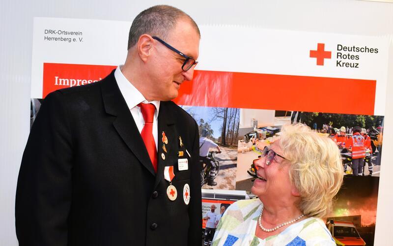 Renate Riethmüller und Edgar Ziegler werden auf der Jahreshauptversammlung des DRK-Ortsvereins für jahrzehntelanges Engagement geehrt. GB-Foto: Gieseler
