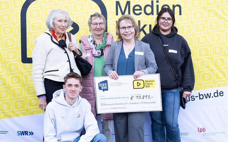 Renate Zeisler und Gerlinde Kienzle vom Stadtseniorenrat Herrenberg sowie Projektkoordinatorin Oda Kauffer (von links) freuen sich mit den Jugendlichen Anastasia Florou und Daniel Rüttinger über die Anerkennung für die Medien-Lerntandems. GB-Foto: gb