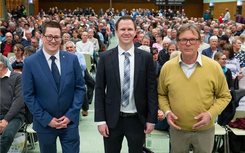 René Weißenberger, Dennis Mews und Reinhard Riesch (von links) präsentierten sich den über 500 Besuchern in der Deckenpfronner Gemeindehalle. GB-Foto: Vecsey