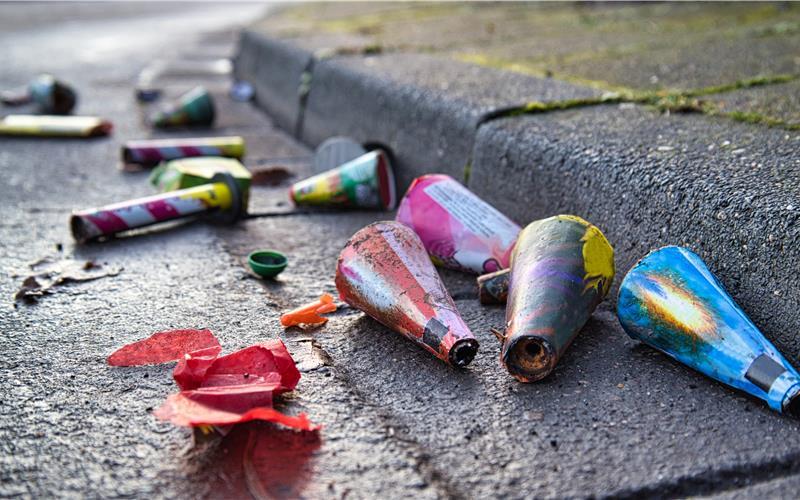 Rest vom Fest: Über den Jahreswechsel fallen durch die vielen privaten Silvesterfeuerwerke große Mengen an zusätzlichem Müll an. Um die Beseitigung kümmern sich die Straßenmeisterei und die TuG-Truppe.GB-Foto (Archiv): festfotodesign - stock.adobe.com