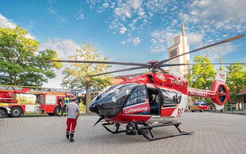 Rettungshubschrauber landet mitten in der Innenstadt