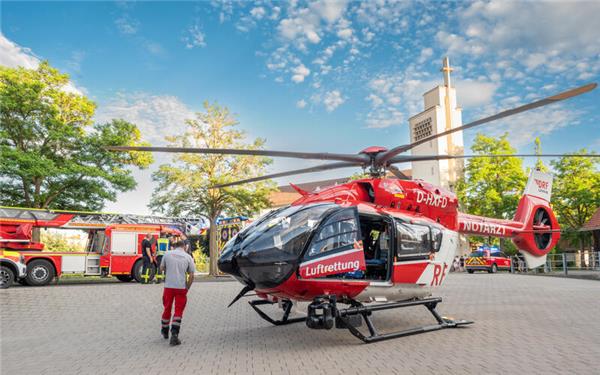 Rettungshubschrauber landet mitten in der Innenstadt