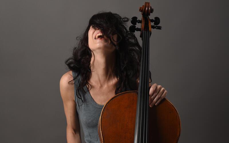 Reusten – Ruth Maria Rossel kommt am Freitag, 17. Juli, mit ihrem Konzert „Spirit of Happiness“, um 20 Uhr in die Zehntscheuer Reusten. Cellistin Rossel entführt ihr Publikum in eine Klangwelt aus Popklassikern, Tango, Filmmusik und eigenen Kompositionen – kombiniert mit einer eindrucksvollen Videoperformance. Mit Cello, Stimme, Djembe und Loop Machine entstehen live vielschichtige Sounds voller Emotion, Rhythmus und Energie. gb/GB-Foto