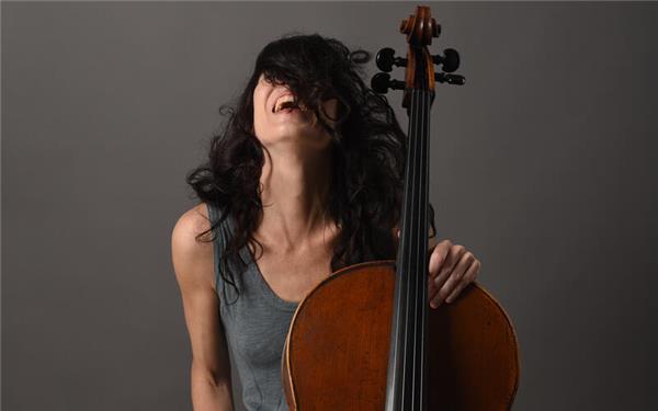 Reusten – Ruth Maria Rossel kommt am Freitag, 17. Juli, mit ihrem Konzert „Spirit of Happiness“, um 20 Uhr in die Zehntscheuer Reusten. Cellistin Rossel entführt ihr Publikum in eine Klangwelt aus Popklassikern, Tango, Filmmusik und eigenen Kompositionen – kombiniert mit einer eindrucksvollen Videoperformance. Mit Cello, Stimme, Djembe und Loop Machine entstehen live vielschichtige Sounds voller Emotion, Rhythmus und Energie. gb/GB-Foto