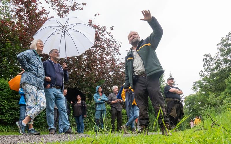 Revierförster Winfried Seitz (vorne in der grünen Jacke) ließ sich auch von der Witterung bei seiner Aufklärung zum Oberjesinger Wald nicht einkriegen. GB-Foto: Vecsey