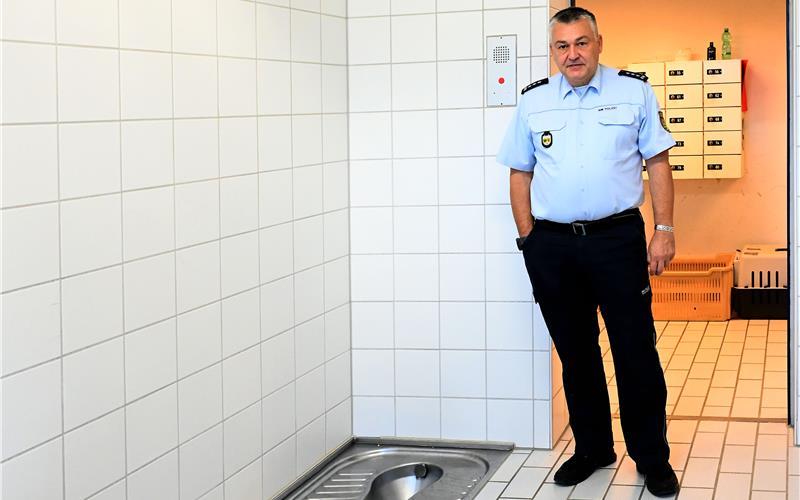 Revierleiter Patrick Schuler in einer der Arrestzellen. GB-Foto: Holom