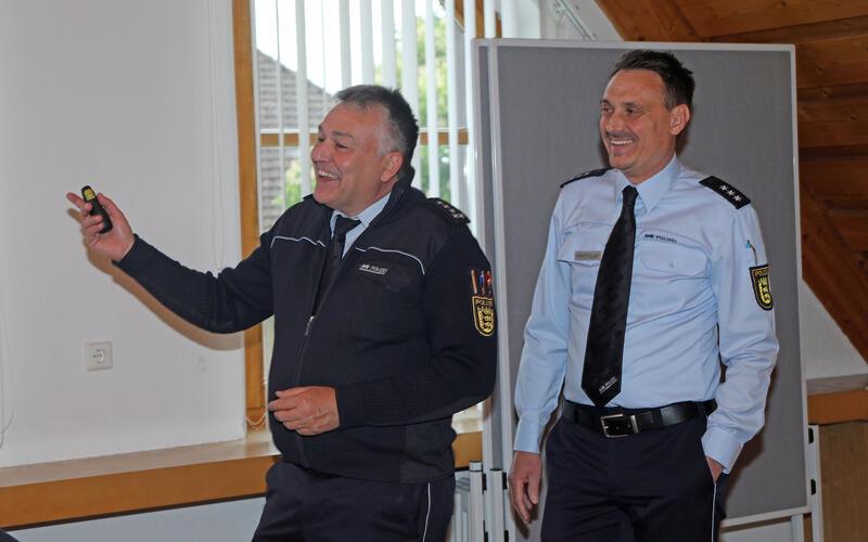 Revierleiter Patrick Schuler (links) und Postenleiter Michael Herzhauser präsentierten dem Gemeinderat die Mötzinger Kriminalstatistik – die mit 39 Fällen im letzten Jahr nach wie vor eher unauffällig ist. GB-Foto: Priestersbach