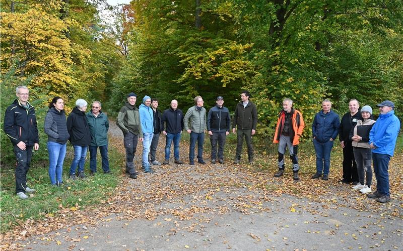 Revierleiter Ulrich Alber (in der orangenen Jacke) und Forstamtsleiter Frieder Wickel (links neben ihm) informieren den Jettinger Gemeinderat mit Bürgermeister Hans Michael Burkhardt (in der hellgrauen Jacke in der Mitte) über den Gemeindewald. GB-Foto: Reichert